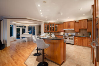 CUSTOM GORGEOUS HOME WITH PANORAMIC VIEW -- 2291 Orchard Ln, West Vancouver